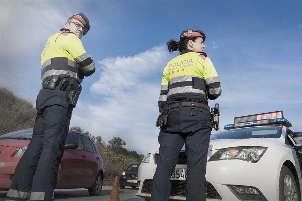 Agentes de los Mossos d'Esquadra durante un control de tráfico, en una imagen de archivo