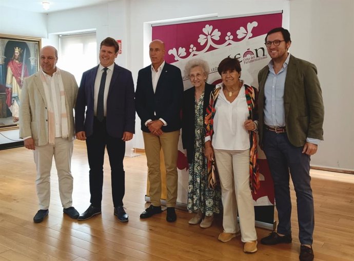 El alcalde de León, José Antonio Diez (centro izquierda) y la directora de la Fundación Eutherpe, Margarita Moráis (a su derecha), en la presentación del XXII Curso para pianistas y directores de la Fundación Eutherpe.