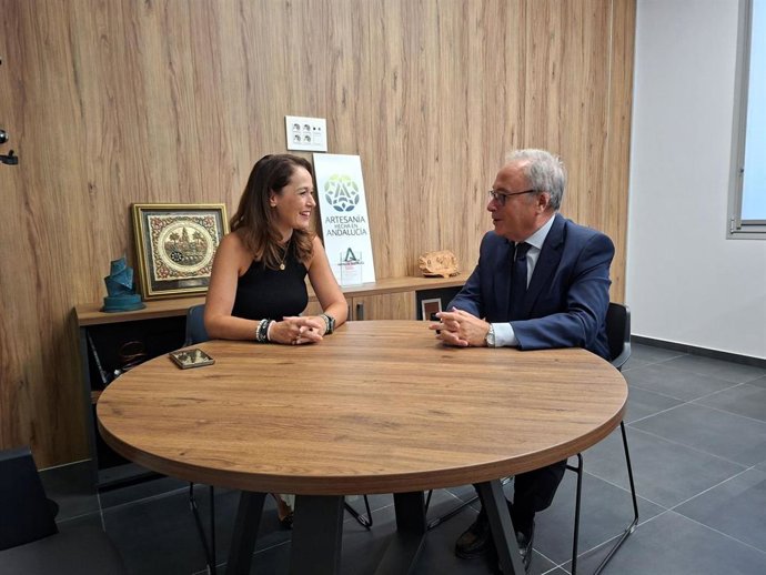 La delegada de Empleo, Empresa y Trabajo Autónomo y de Inteligencia Artificial, Desarrollo Digital y Administración Pública de la Junta, Marina Montes, y el presidente de CECO, Antonio Díaz.