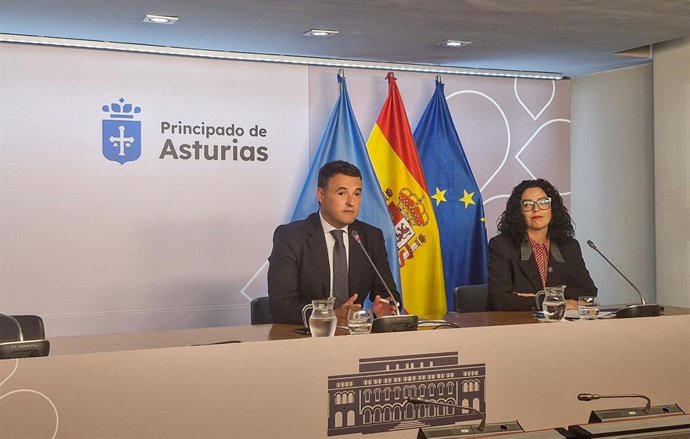 Vanessa Gutiérrez, a la izquierda