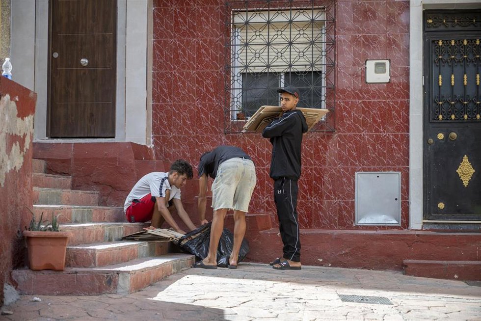 Varias personas en las calles del barrio de San José-Hadú, a 29 de agosto de 2026, en Ceuta (España).