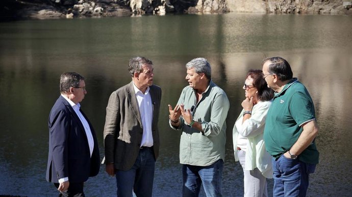 O secretario xxeral do PSdeG, José Ramón Gómez Besteiro, na presa de Baíña, en Baiona (Pontevedra), co portavoz municipal socialista Carlos Gómez Prado; o deputado e concelleiro vigués, Carlos López Font; e outros membros do PSOE.