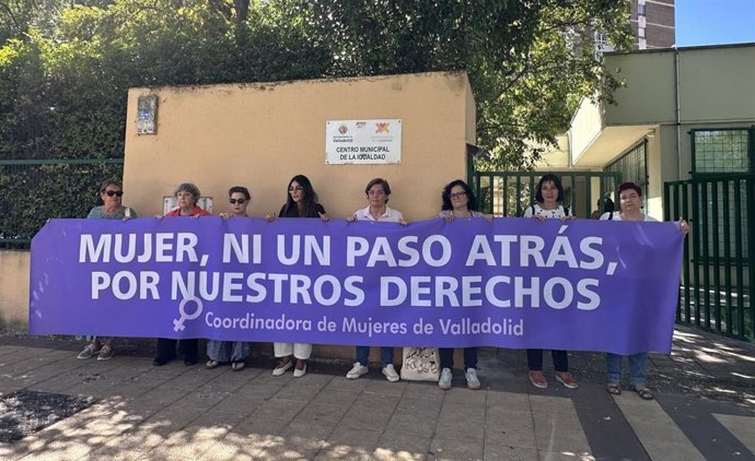 La Coordinadora de Mujeres de Valladolid a la salida del Centro Municipal de Igualdad.