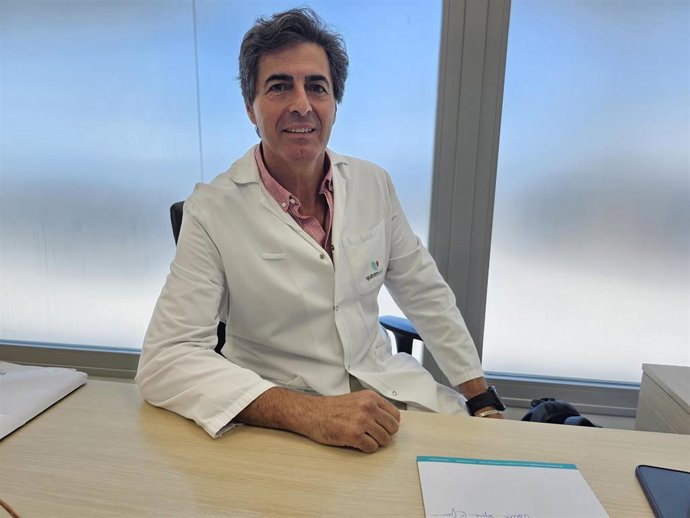 El doctor Jesus Roca, especialista en Traumatología del Hospital Quirónsalud Málaga