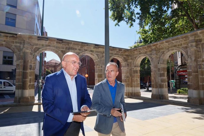 El alcalde de Valladolid, Jesús Julio Carnero, junto al concejal de Urbanismo y Vivienda, Ignacio Zarandona, en la plaza de San Juan, con la arquería de La Merced a sus espaldas.