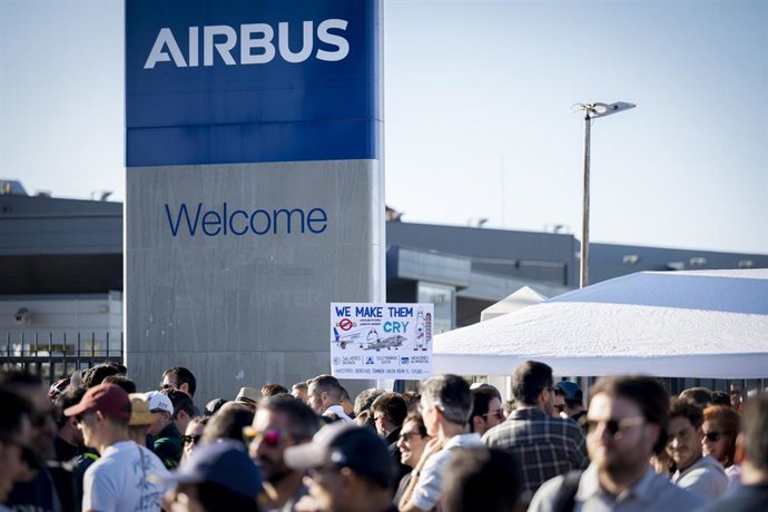 Varias personas durante la cuarta jornada de huelga indefinida de empleados de Airbus, a 28 de agosto de 2026, en Getafe, Madrid (España). 
