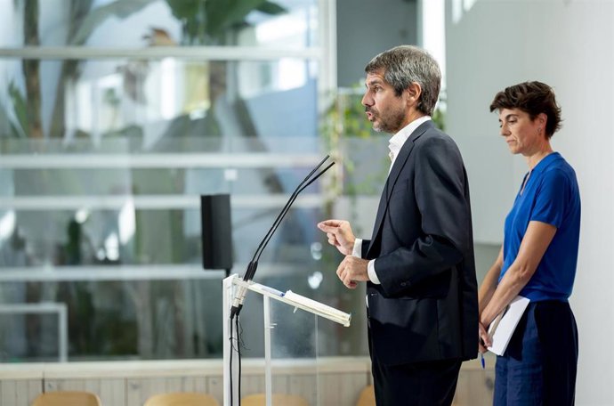 La cocoordinadora general de Movimiento Sumar y secretaria de Estado de Derechos Sociales, Rosa Martínez, y el ministro de Cultura y portavoz de Sumar, Ernest Urtasun, intervienen durante una comparecencia ante los medios de comunicación, a 31 de agosto d