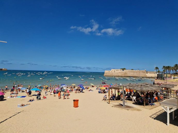 Una playa de Cádiz este verano. ARCHIVO.