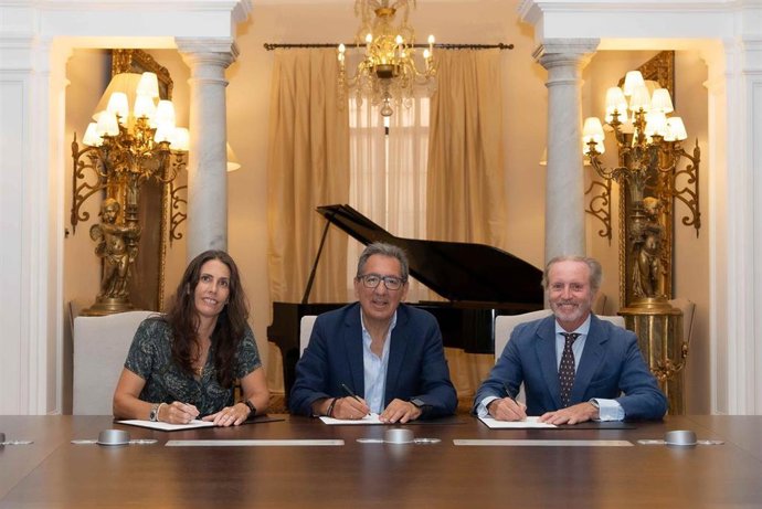Leticia Álvarez-Cervera, fundadora y CEO de Kids&Clouds; Antonio Pulido, presidente de la Fundación Cajasol, y Rodrigo Charlo Molina, socio de la compañía, durante la firma del acuerdo