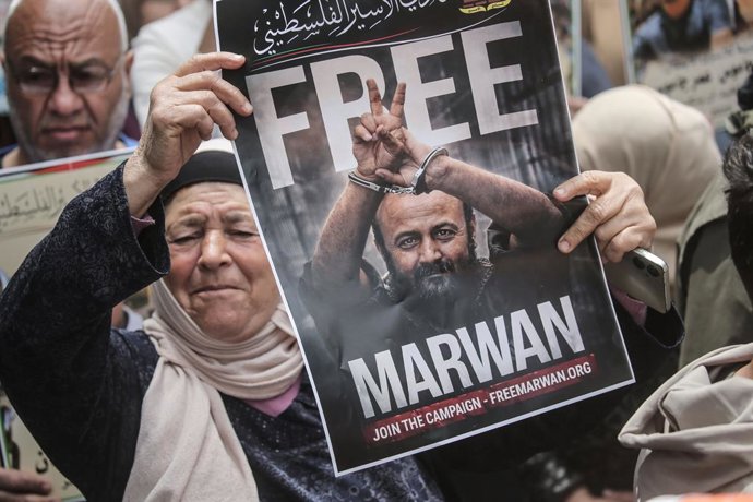 Archivo - Arquivo - 19 de abril de 2026, Nablus, Cisjordânia, Palestina: Um manifestante segura uma foto do líder do Fatah, Marwan Barghouti, que está preso, durante uma marcha de protesto contra uma lei aprovada pelo Knesset que impõe a pena de morte a p