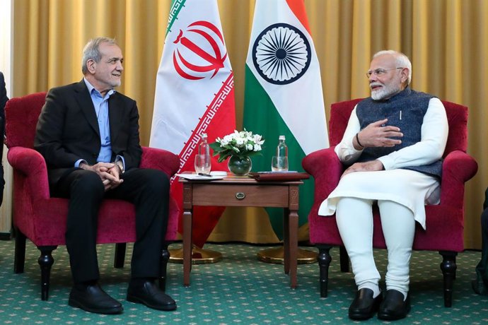 24 de outubro de 2024, Kazan, Rússia: O primeiro-ministro indiano NARENDRA MODI (à direita) se reúne com o presidente iraniano MASOUD PEZESHKIAN à margem da cúpula do BRICS em Kazan, na Rússia.