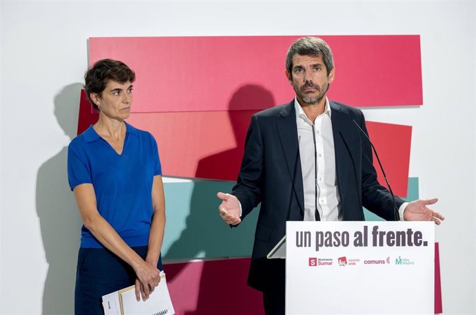 La cocoordinadora general de Movimiento Sumar, Rosa Martínez, y el ministro de Cultura y portavoz de Sumar, Ernest Urtasun, intervienen durante una comparecencia ante los medios de comunicación, a 31 de agosto de 2026, en Madrid (España). 