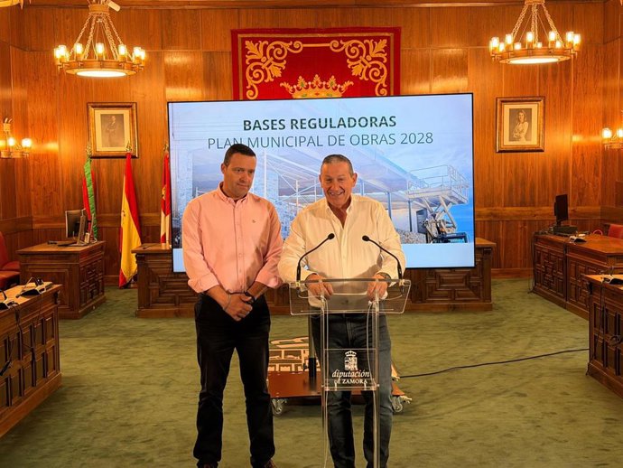 El diputado de Obras, Manuel Martín, y el presidente de la Diputación, Javier Faúndez, durante la rueda de prensa de presentación del Plan Municipal de Obras 2028.