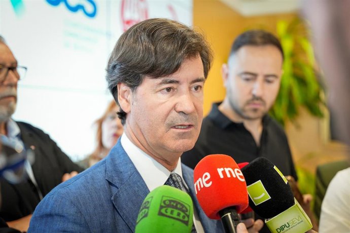Archivo - El presidente de la CES, Miguel Rus, atiende a los medios de comunicación, en una foto de archivo.