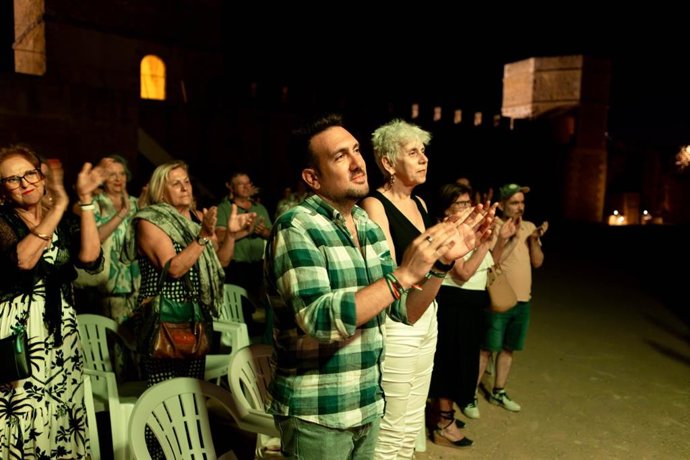 El delegado de Cultura y Turismo en el Ayuntamiento de Alcalá de Guadaíra (Sevilla), Christopher Rivas, y la delegada de Monumento Natural, Mediambiente y Sostenibilidad, Luisa  Campos, en una sesión de teatro de Noctaíra 2026.