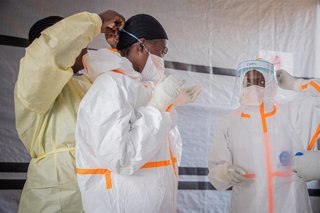 Archivo - Fotografía de archivo de trabajadores sanitarios en un centro de tratamiento contra el ébola en Ituri, en el noreste de República Democrática del Congo (RDC)