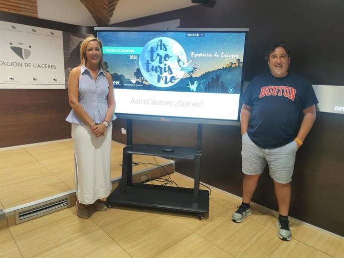 La diputada de Turismo de la Diputación de Cáceres, Elísabeth Martín, y Gabriel Sáenz, de la empresa Légola, en la presentación de AstroCáceres