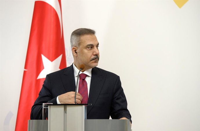 Archivo - Arquivo - 16 de julho de 2026, Kiev, Ucrânia: O ministro das Relações Exteriores da República da Turquia, Hakan Fidan, participa de uma coletiva de imprensa conjunta com o ministro das Relações Exteriores da Ucrânia, Andrii Sybiha, após a reuniã