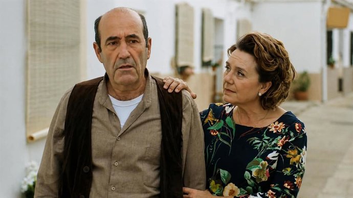 El actor Paco Sarro (i), durante una escena de 'L'Alqueria Blanca'