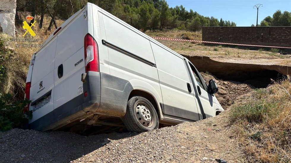 Auxiliado el conductor de una furgoneta tras hundirse el firme a su paso por Sartaguda.