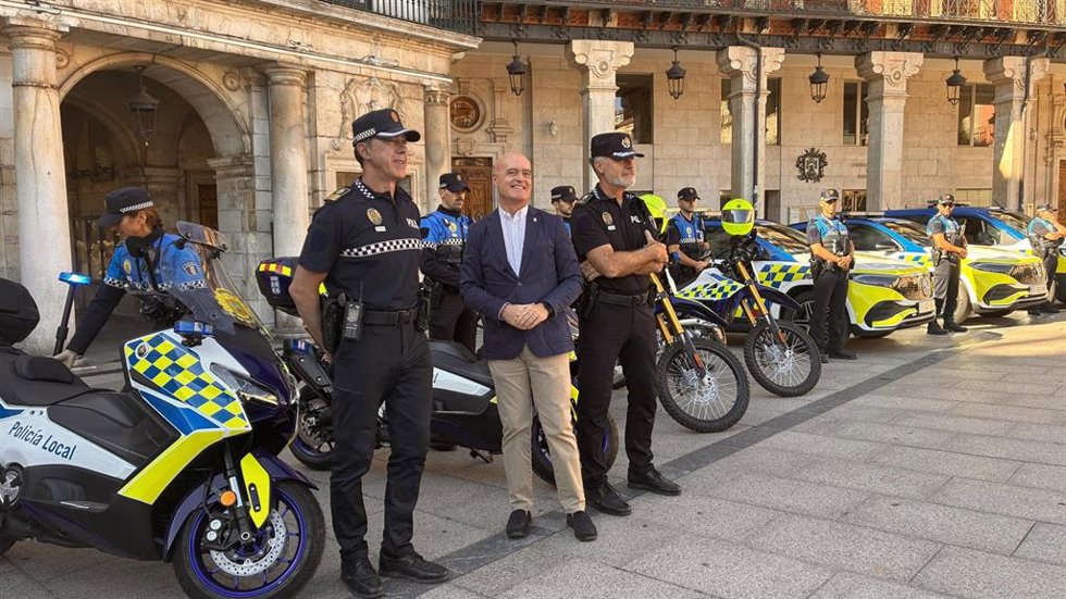El alcalde en funciones y concejal de Seguridad del Ayuntamiento de Burgos, Ángel Manzanedo, junto al intendente, Félix Ángel García Llorente, y el inspector Carlos Jiménez en la presentación de los vehículos.