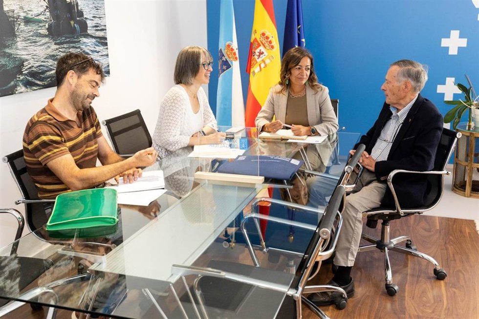 La conselleira do Mar, Marta Villaverde, durante una una reunión con el catedrático emérito de Microbiología de la USC Juan Luis Barja.