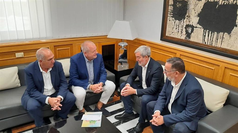 El alcalde de Teror (Gran Canaria) entrega a Clavijo la invitación institucional para la Fiesta del Pino