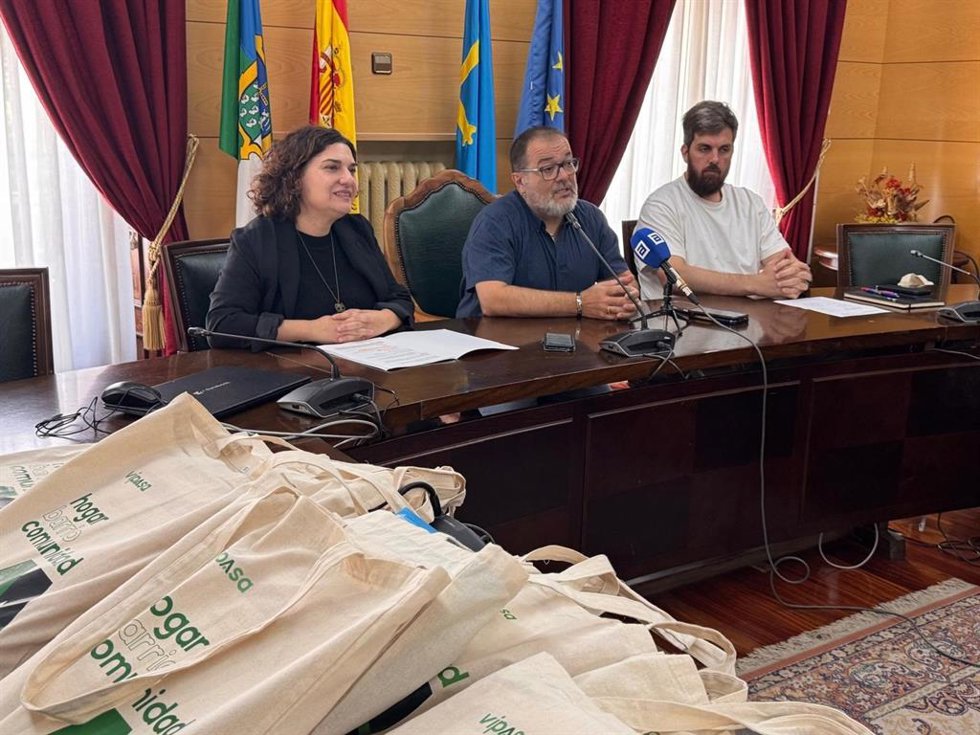 Vipasa entrega 11 viviendas públicas rehabilitadas a familias de Langreo con alquileres desde 107,80 euros.