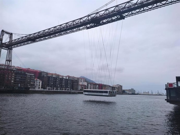 Archivo - El puente Bizkaia en una jornada nubosa