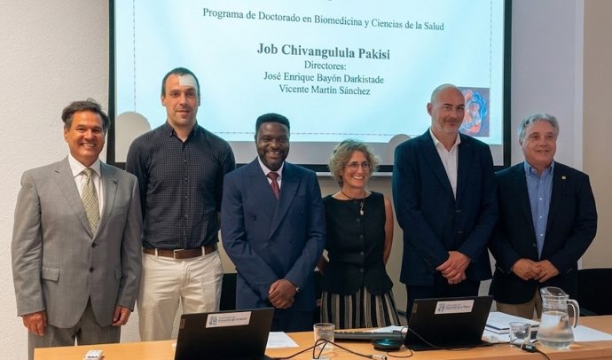 El investigador Job Chivangulula (cdentro izquierda) con los directores de su tesis y miembros del tribunal que la juzgó.