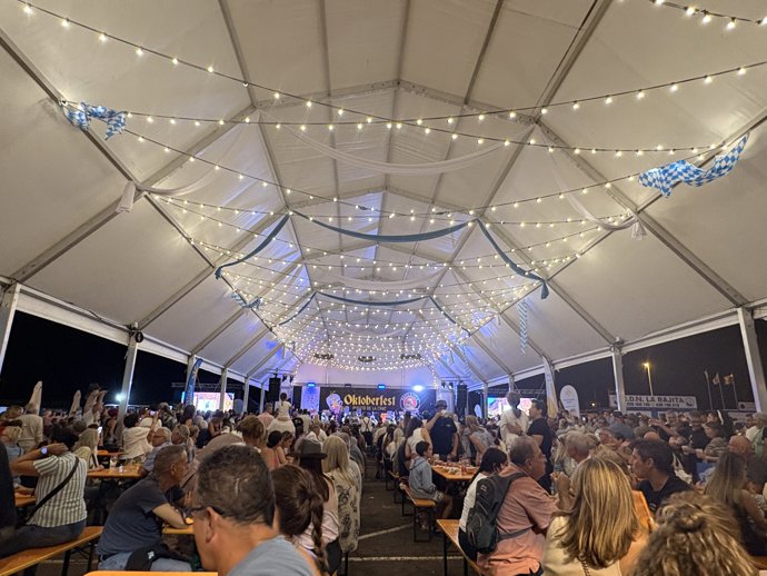 La carpa del Oktoberfest reunió a numerosos asistentes durante s