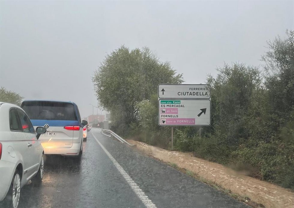 Archivo - Lluvia en una carretera de Menorca