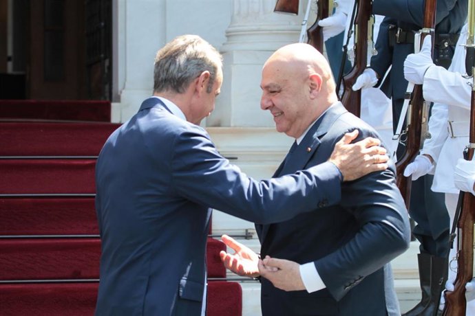 El primer ministro griego, Kyriakos Mitsotakis, recibe al presidente de Líbano, Joseph Aoun, antes de una cita bilateral en Atenas.