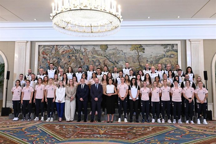 Archivo - Foto de familia durante la audiencia a la Selección Absoluta de Fútbol Femenino participante en la EURO Femenina de la UEFA 2025 en el Palacio de La Zarzuela, a 25 de junio de 2025, en Madrid (España)