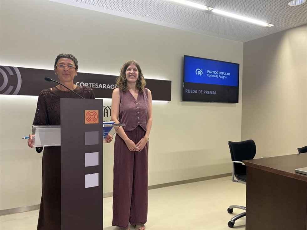 La portavoz del PP Aragón, Ana Marín, y la diputada Silvia Casas.