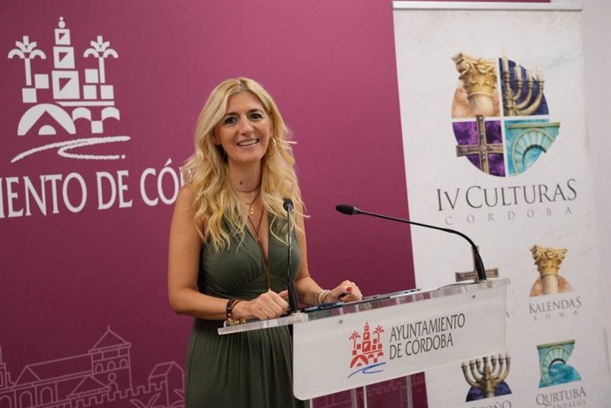 La teniente de alcalde y delegada de Centro Histórico en el Ayuntamiento de Córdoba, Lourdes Morales, presenta el programa cultural 'Córdoba en Púrpura'.