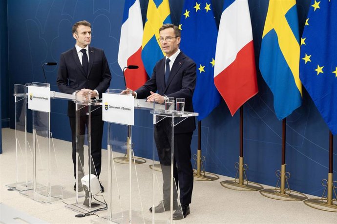 Archivo - El primer ministro sueco, Ulf Kristersson, y el presidente francés, Emmanuel Macron, durante una rueda de prensa conjunta. 
