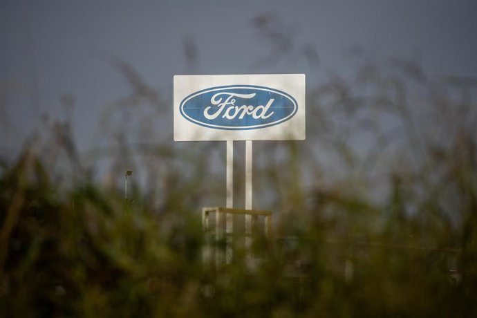Archivo - Cartel de la fábrica Ford Almussafes