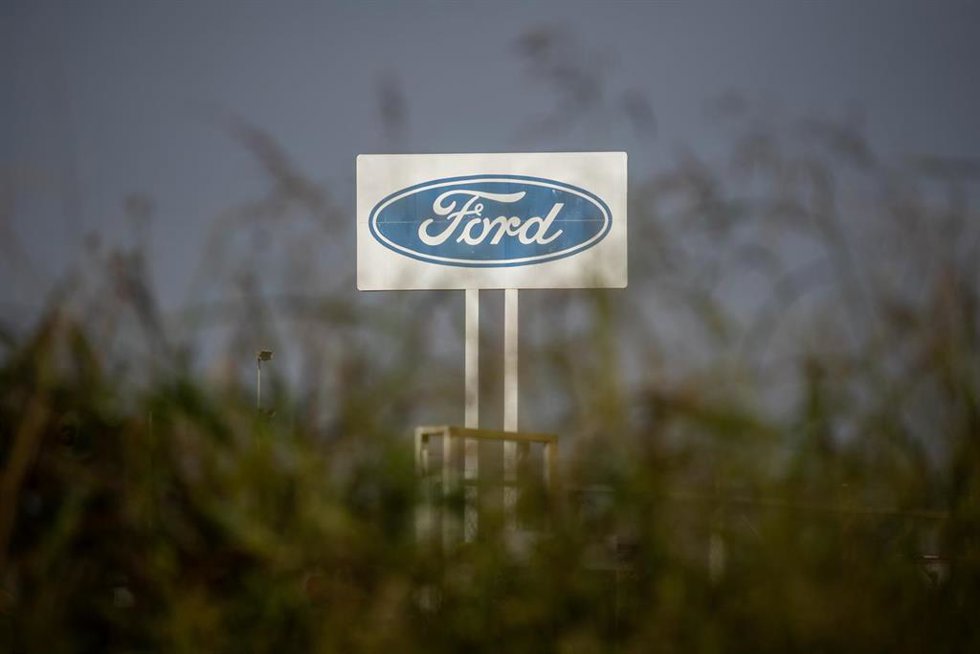 Archivo - Cartel de la fábrica Ford Almussafes