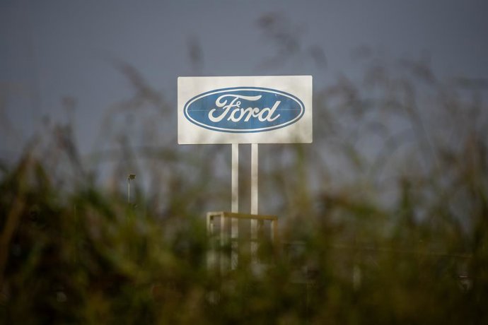 Archivo - Cartel de la fábrica Ford Almussafes
