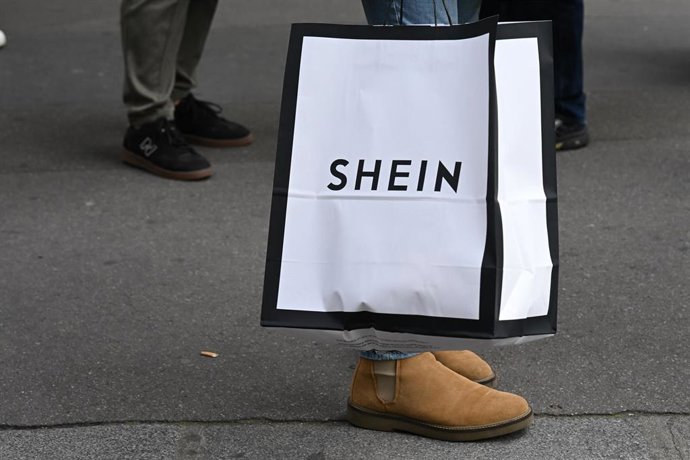 Archivo - FILED - 05 November 2025, France, Paris: Customers leaving the Shein store in Paris. The European Commission is opening an investigation into online retail giant Shein over the alleged sale of illegal products, including child-like sex dolls, an