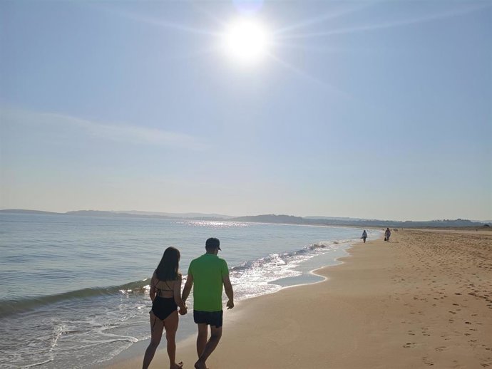 Pareja paseando por la playa