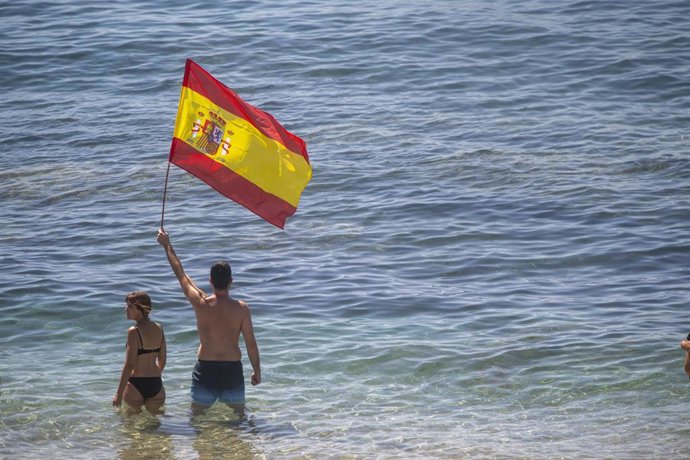 Imagen de archivio, varias personas presencian una concentración de embarcaciones y motos en apoyo al pueblo ceutí, a 30 de agosto de 2026, en Ceuta (España). 