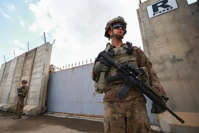 Archivo - Un soldado estadounidense monta guardia en la base aérea K1, cerca de Kirkuk, en el norte de Irak, durante la ceremonia de traspaso. 