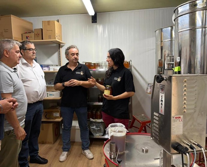 El alcalde de Soria, Javier Antón, y el presidente de la Cámara de Comercio, Alberto Santamaría, visitan el polígono de Valcorba.