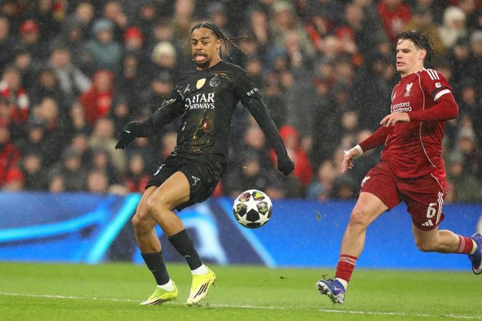 Archivo - El francés Bradley Barcola, del PSG, ante el Liverpool en la Champions 2025-26.