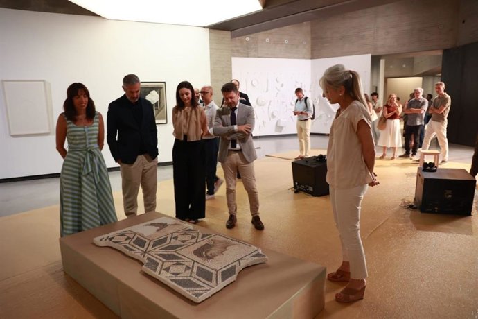 La consejera Patricia del Pozo (dcha.) en la apertura de la exposición 'Ciudad de quién', organizada con motivo del décimo aniversario del C3A de Córdoba.
