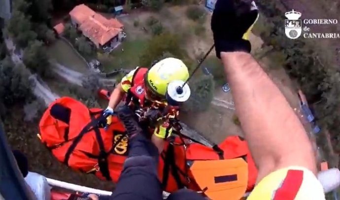El herido, izado al helicóptero, en la localidad de Bárcena Mayor (Los Tojos)