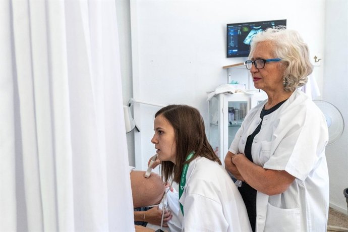 Profesionales de la Unidad de Obstetricia y Ginecología realizan una ecografía a una mujer embarazada.