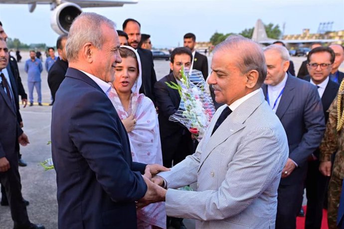 Archivo -  El primer ministro de Pakistán, Shehbaz Sharif, da la bienvenida al presidente de Irán, Masud Pezeshkian, a su llegada al aeropuerto de Islamabad.